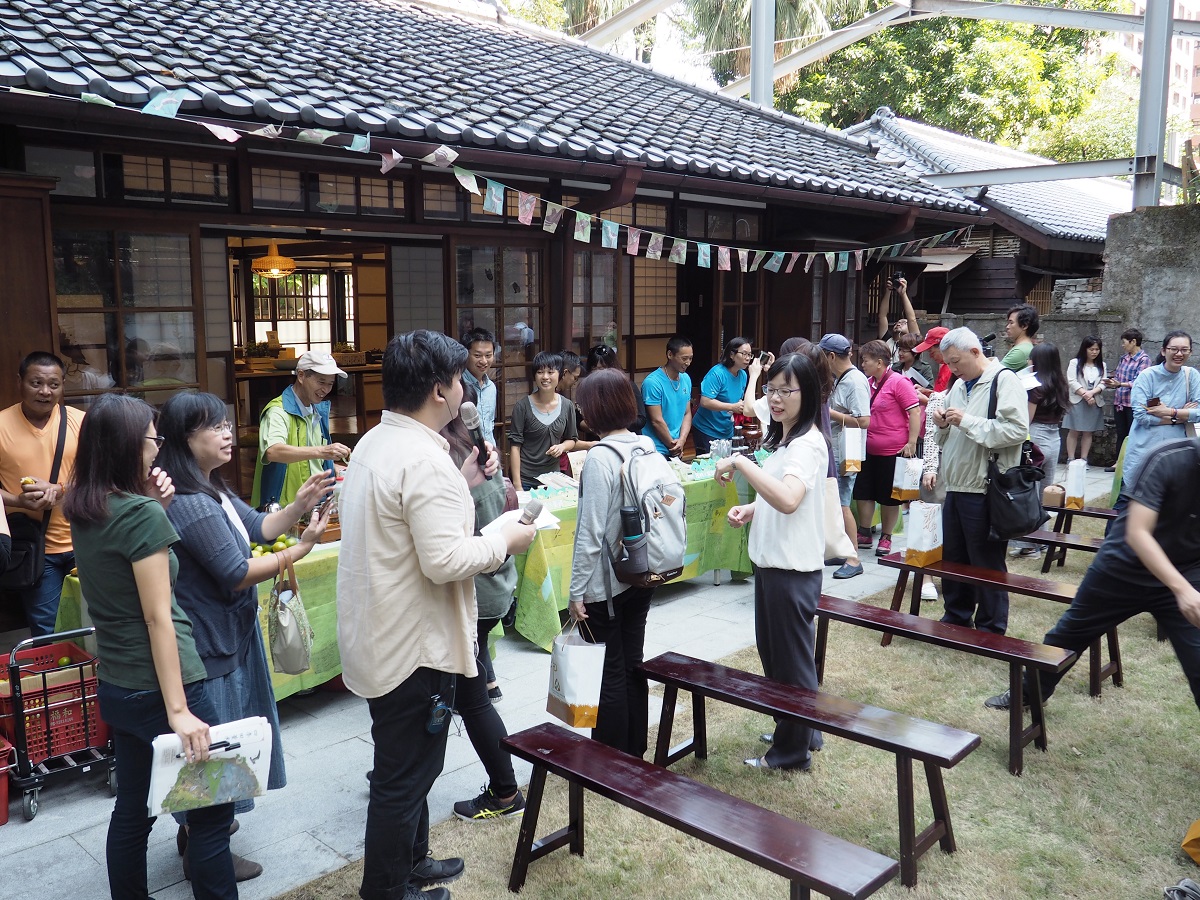 品嘗各地綠保美食現場熱鬧溫馨。林務局/提供