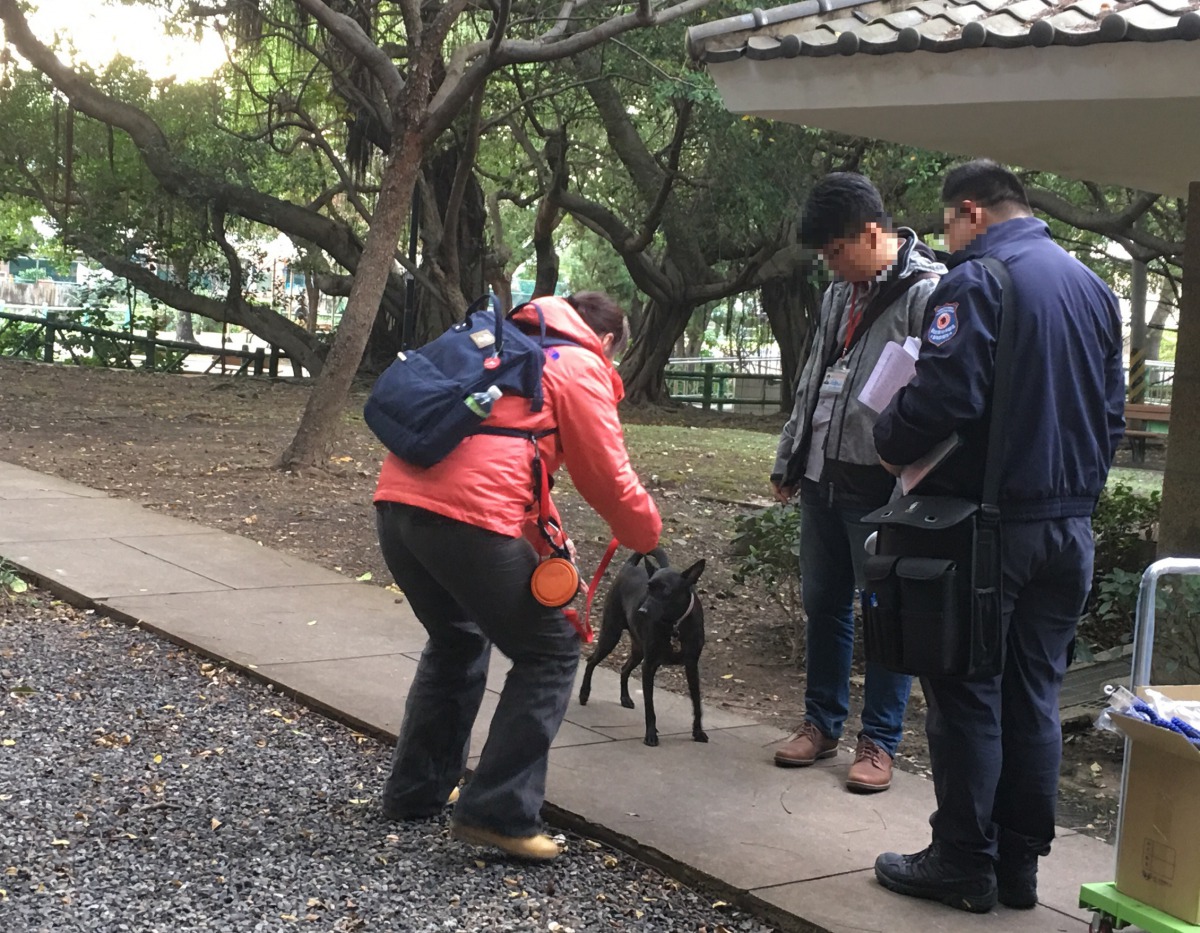 台北市動保處假日到熱門公園與景點稽查,圖為動保員到七星公園稽查。台北市動保處/提供