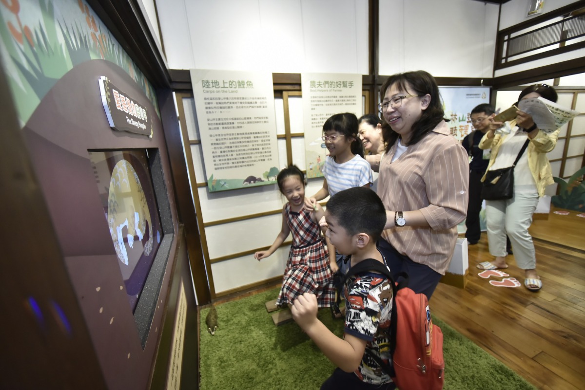 互動體驗遊戲「穿木屐躦鯪鯉」,讓大小朋友體驗這項台中市特有的民俗文化資產。林務局/提供