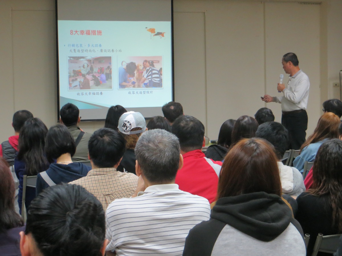 除了〈特定寵物業管理辦法〉，業者們也須注意主管機關是否有營業或申請許可證之相關規範。圖為新北市動保處舉辦之生命教育講座。新北市動保處/提供