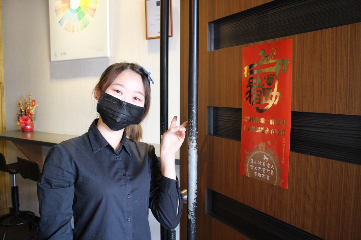 也有店家主動將春聯貼在大門口或是要求合照，用實質行動支持、鼓勵學生。 胡桂琴/提供