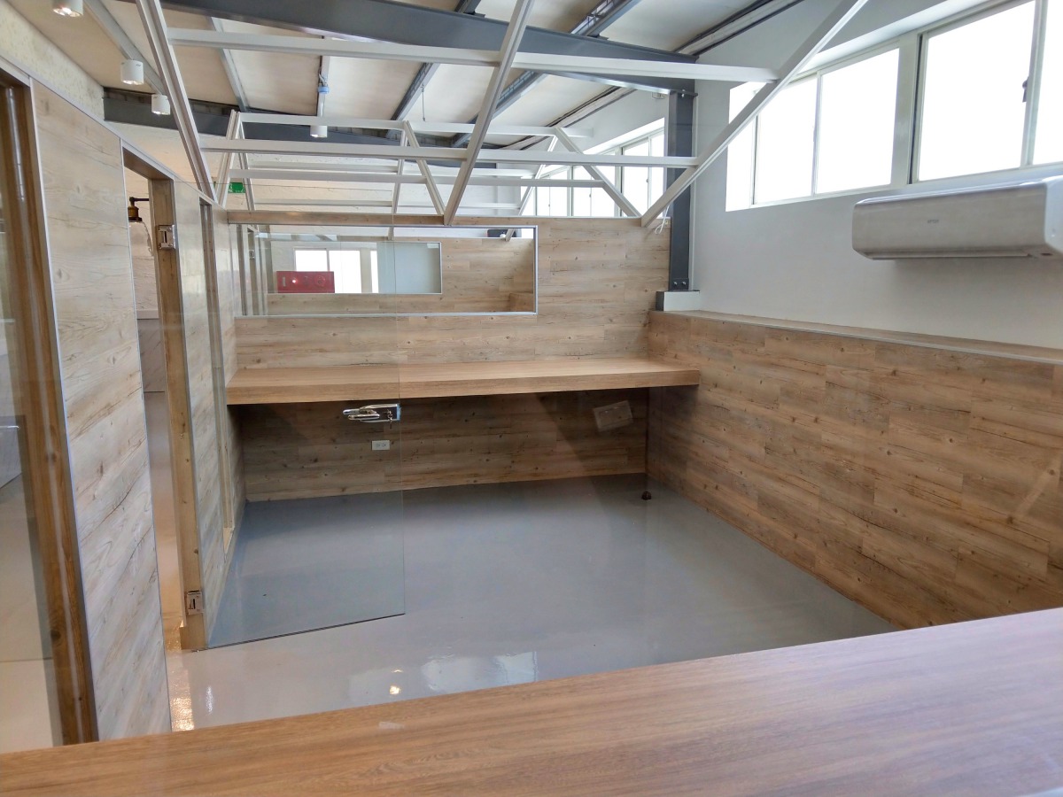 寬敞明亮的寵物友善教室，將透過專業，讓飼主瞭解自己寵物的需求。陳璽安/攝