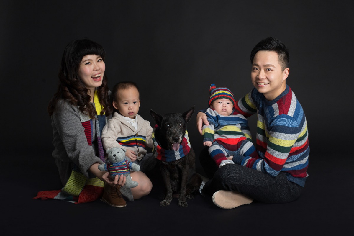 畫面中的夫妻曾經帶著毛孩一起拍攝婚紗,後來帶著一雙孩子與已經18歲的毛孩一同拍攝「收容所領養攝影計畫」。挺挺網絡社會企業/提供,Karren Kao/攝