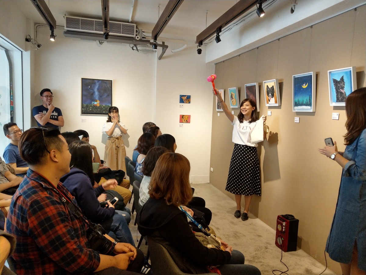 Nunu也現場義賣出三幅作品。陳璽安/攝