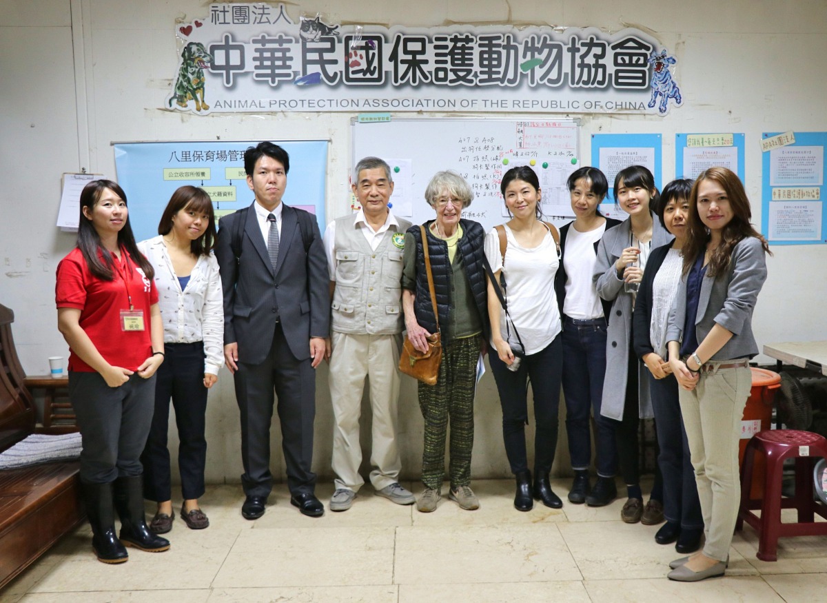 國外動保專家與APA成員合影,包括京都動物愛護中心相談係長河野誠(左三)Elizabeth Oliver(左五)、中野真知子(左六)等人。陳璽安/攝