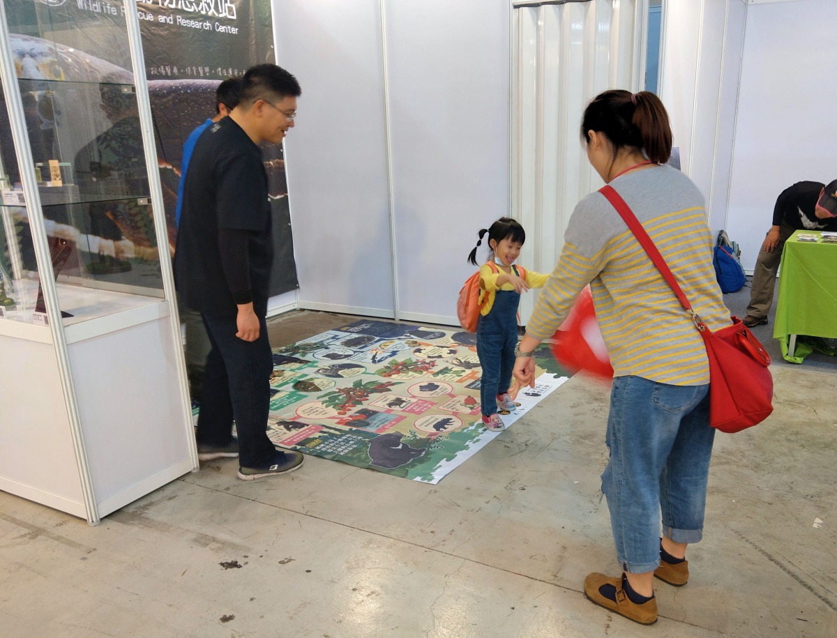 黑熊保育創作展中的地上桌遊讓小朋友從遊玩中認識黑熊生活。陳璽安/攝