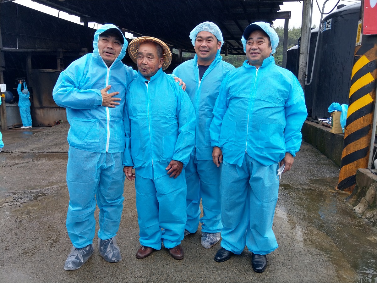 侯友宜(左一)與養豬戶合影,其中豬協會理事長李當期(右二)為第三代養豬戶。陳璽安/攝