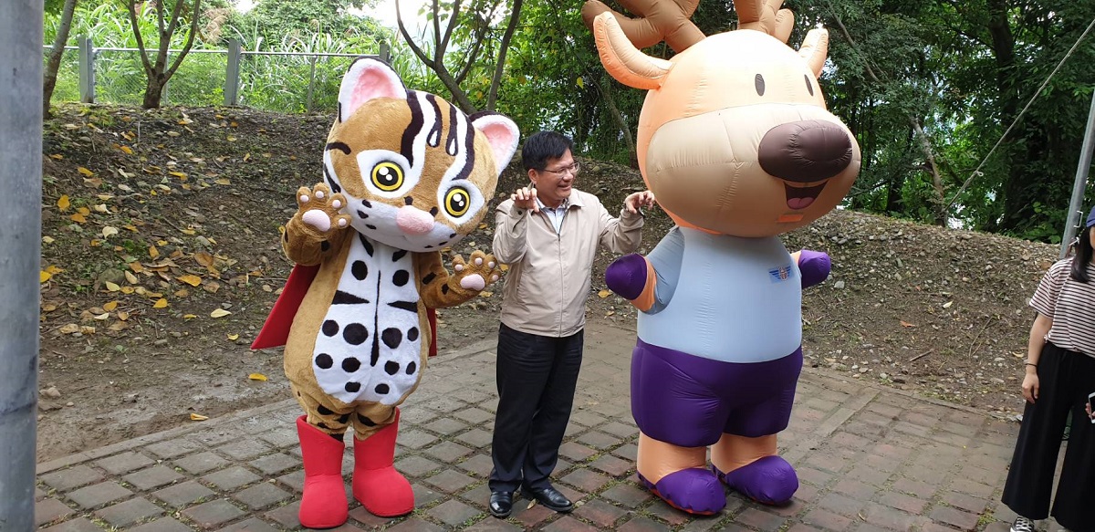 交通部長林佳龍與石虎吉祥物「阿虎」以及公路吉祥物「幸福公鹿」合影。公路局第二養護工程處/提供