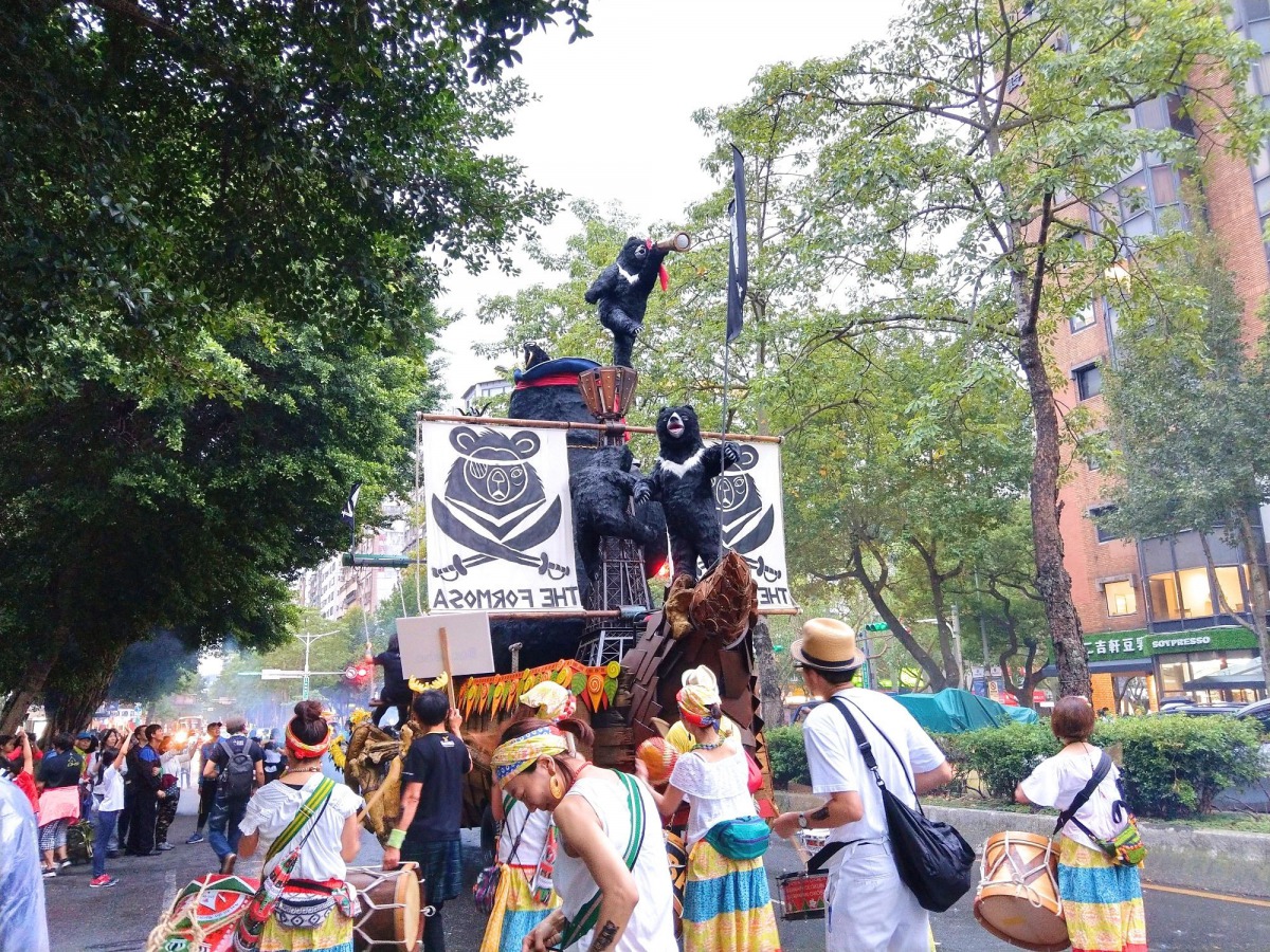 船尾還有兩隻可愛小熊。陳璽安/攝