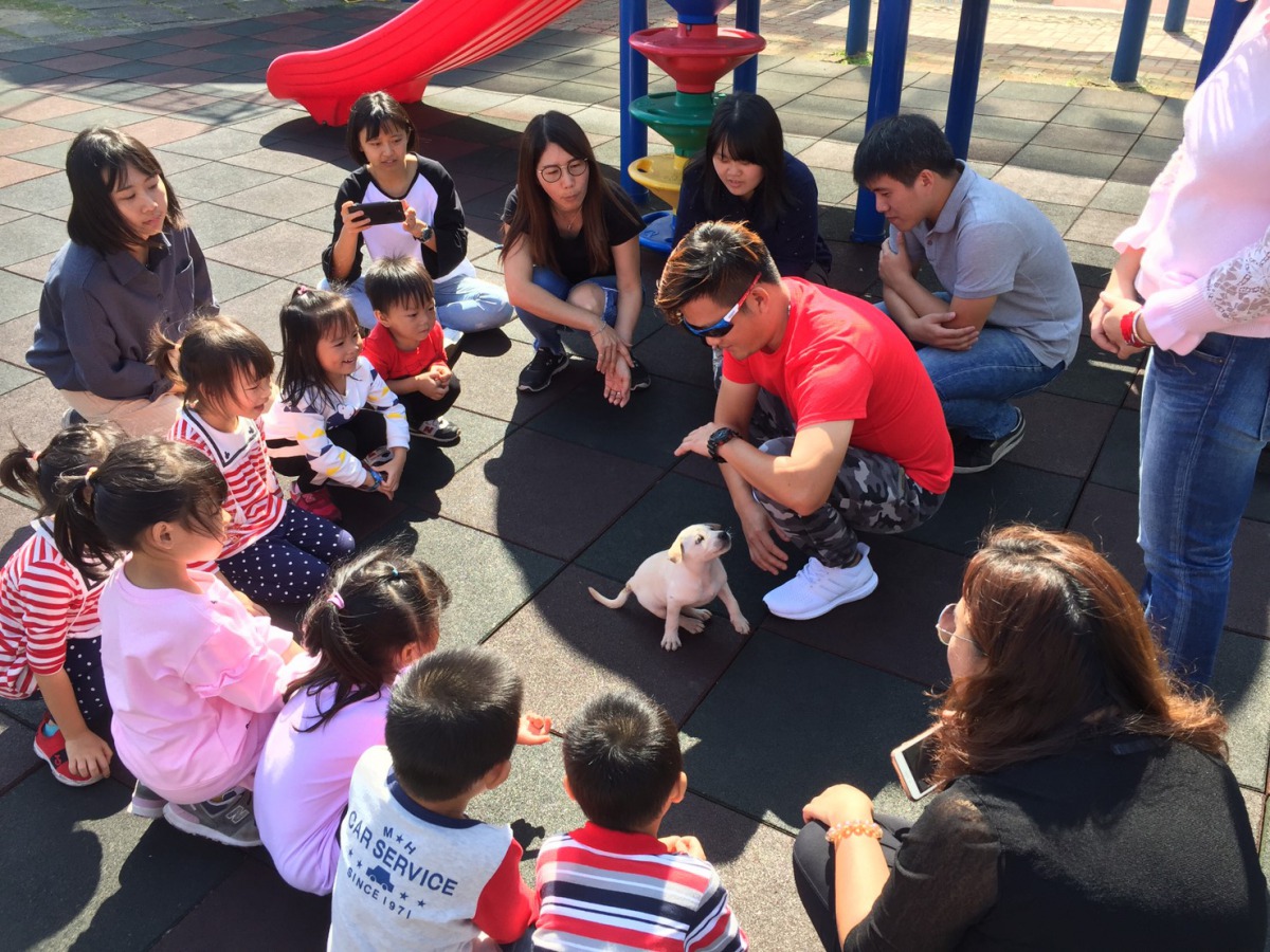 鼻頭師生與校犬「Aki」互動。新北市動保處/提供