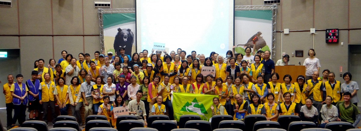 動物園志工響應「世界清潔日」，集合為野生動物清掃家園。台北市立動物園/提供