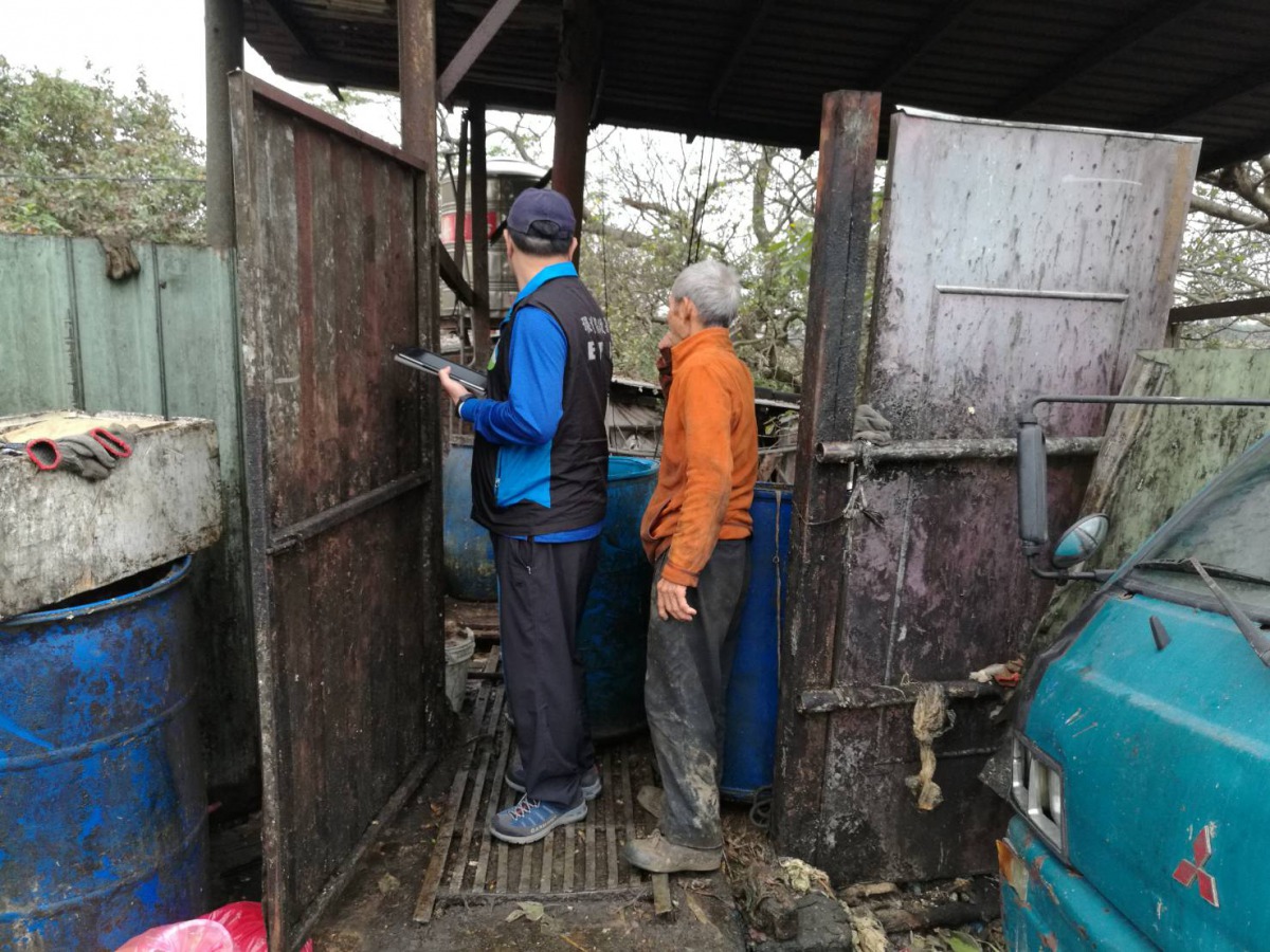 環保署署督察人員會同養豬業者進行相關設備檢視。環保署/提供