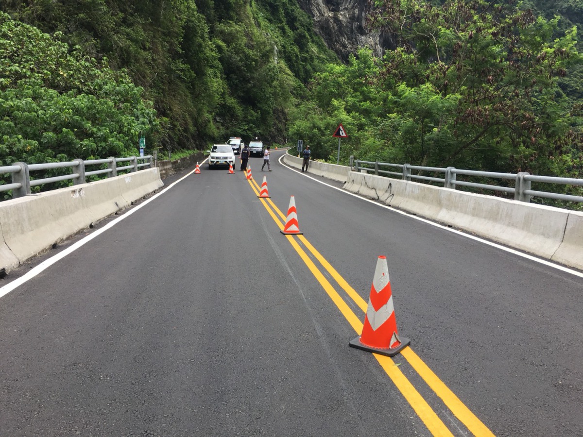 恐因車輛行經造成小熊受傷,林管處自22日起擴大管制範圍,並請縣警局、保七總隊等協助交管。花蓮林管處/提供