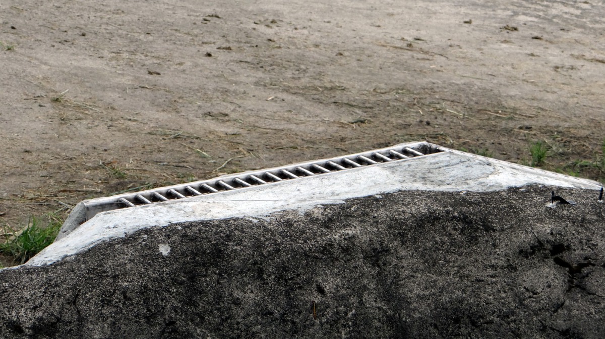 難度5顆星的百變食槽溝,「美代」和「千惠」到目前似乎都還沒想到要怎麼拿到裡面的食物。台北市立動物園/提供