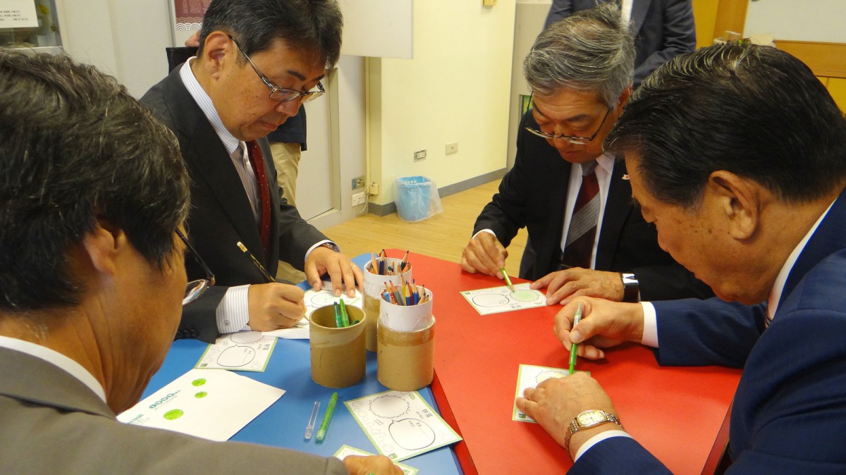 日本北海道釧路市蝦名大也市長等貴賓參與毬藻教育保育駐站活動。台北市立動物園/提供