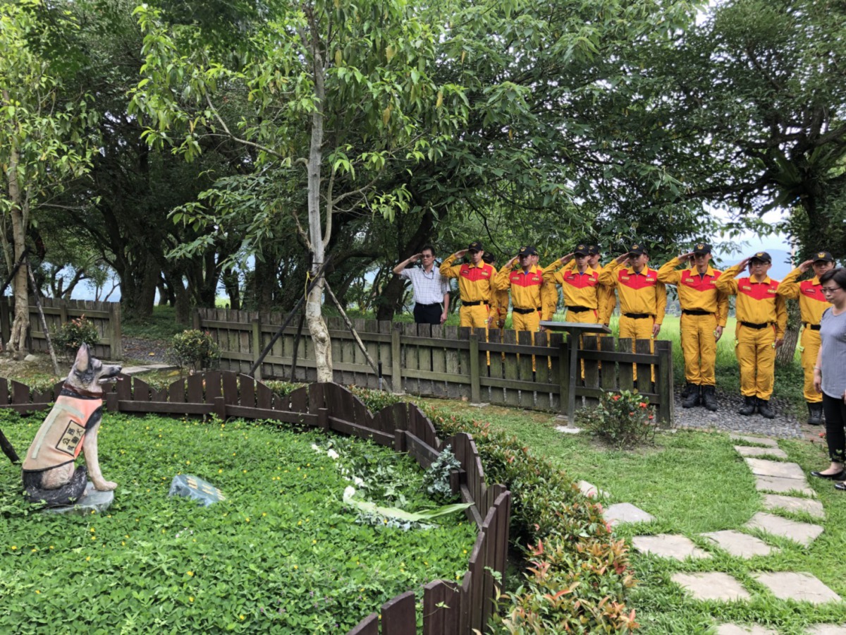 搜救犬Bailey安葬於富德公墓值勤犬灑葬專區。台北市消防局/提供