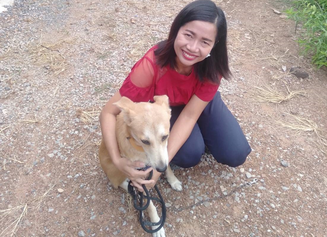 塔葳汪與愛犬氧樂多在泰國合影。高雄市動保處/提供