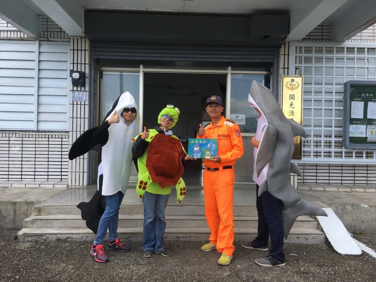 海保署宣導團致贈《小海龜的逆襲》一書給蘭嶼開元漁港安檢所，蘭嶼民眾可前往所搶先目睹繪本精彩內容。海保署/提供