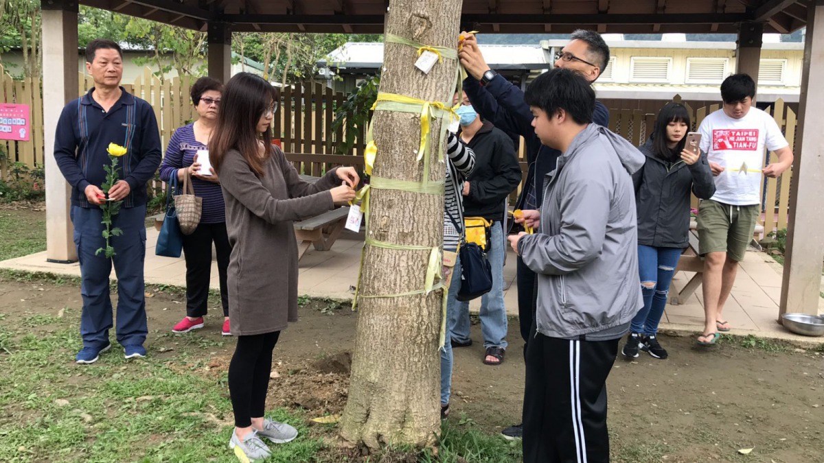 飼主們為毛寶貝寫下追思的小卡片。新北市動保處/提供