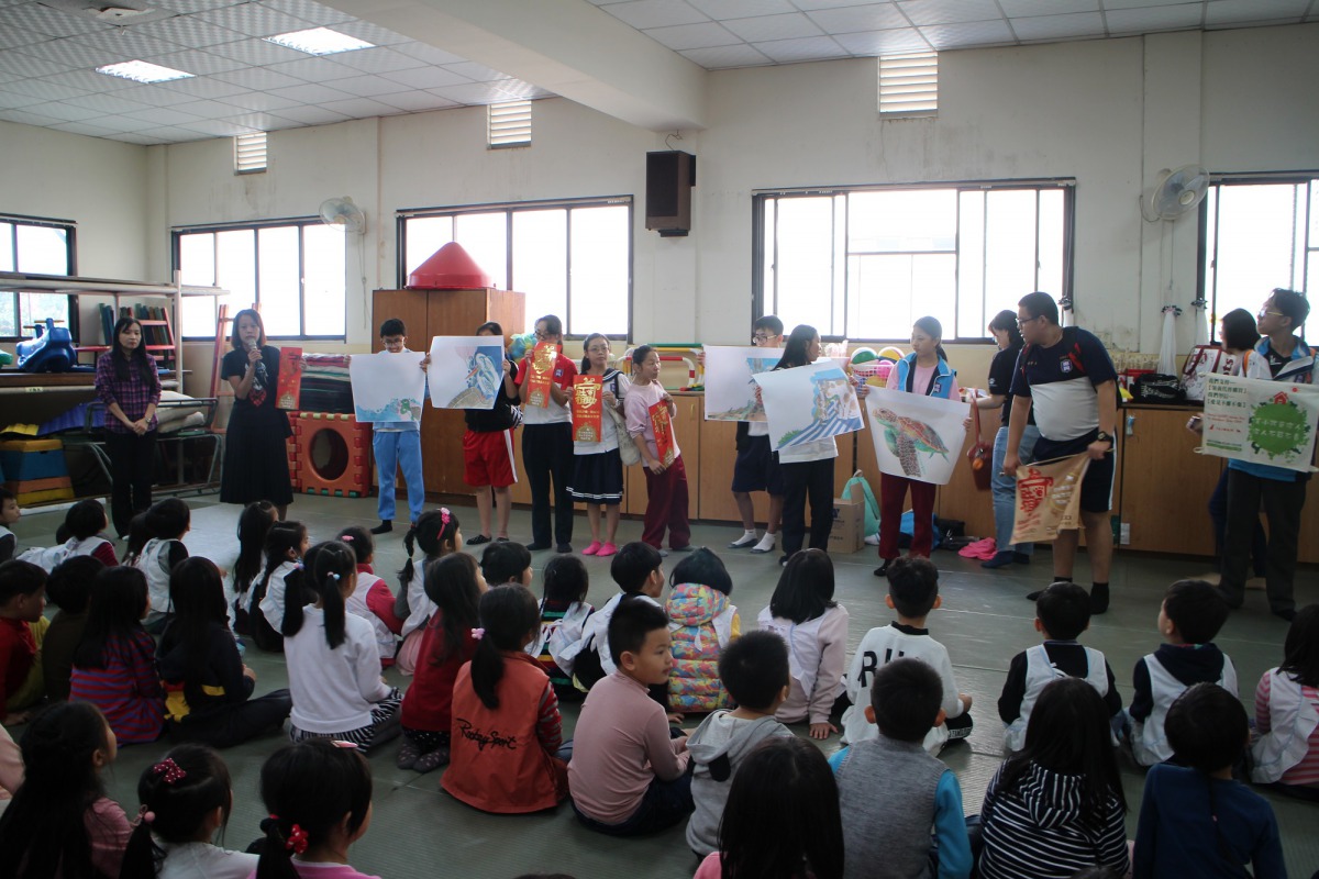 學生志工除了分享守護毛小孩的意義，也向小朋友們說明海洋垃圾的問題。胡桂琴/提供