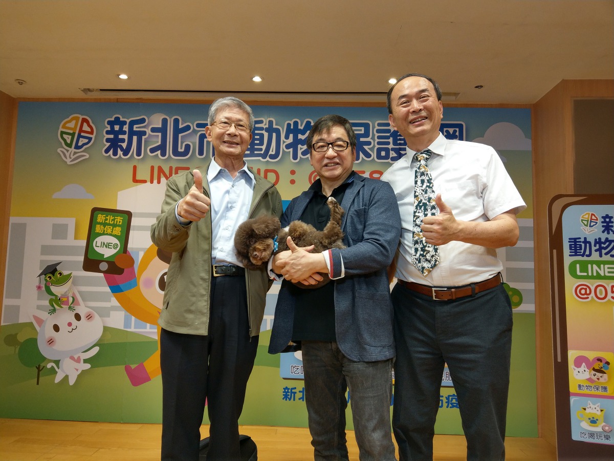 中華民國保護動物協會理事長李朝全(左)與資深藝人李濤(中)、新北市動保處處長陳淵泉(右)合影，一起支持動物保護。陳璽安/攝