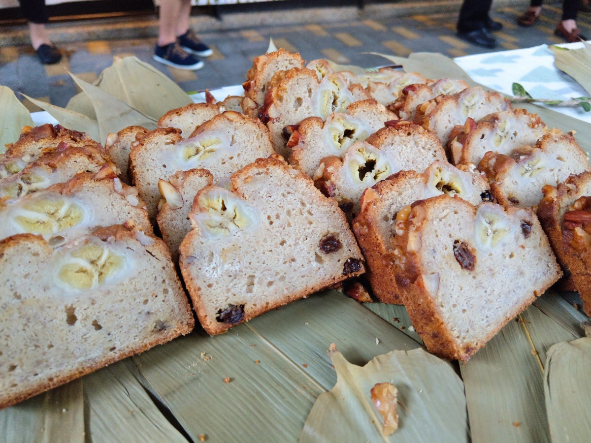 用猴子香蕉所製的「蘭姆酒蛋糕」,香甜的香蕉來自友善獼猴的果園。陳璽安/攝