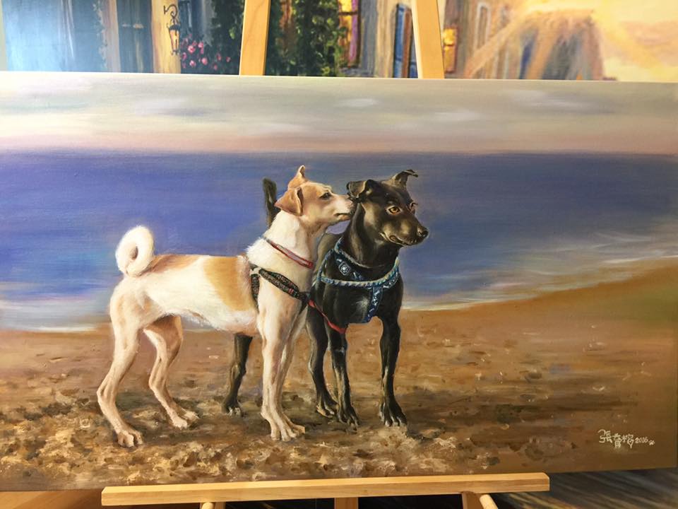 由於收容所為於海邊，丸子的畫有時也以海為背景；這張畫的說明欄裡，丸子寫著：「每次帶你出籠，都可能是你最後一次放風。」丸子/提供