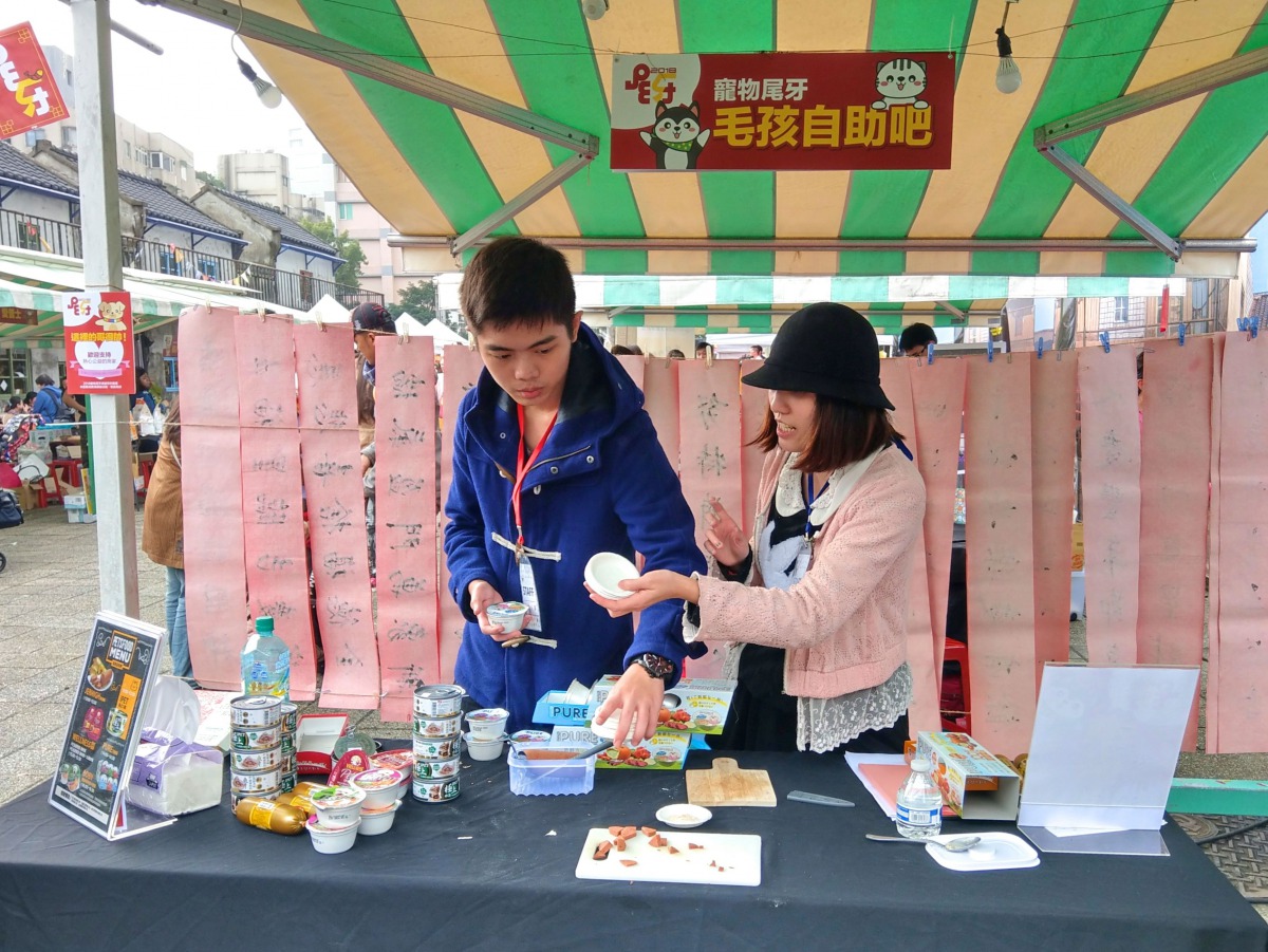 主辦單位設置「毛孩自助吧」，提供吃不完的罐頭。陳璽安/攝