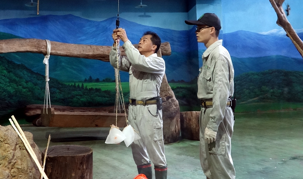 保育員將「團團」的冰粽高高掛起，討個「高中」的好兆頭。台北市立動物園/提供