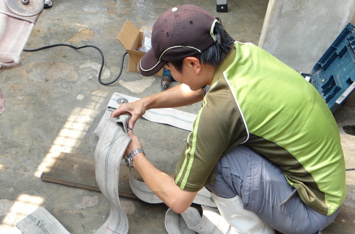 保育員用消防水帶為紅毛猩猩製作行為豐富化玩具。台北市立動物園/提供