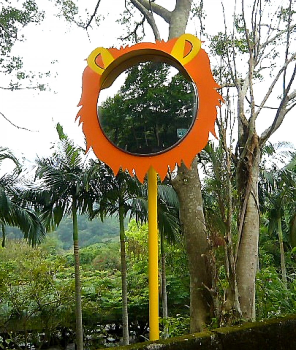 「道路反射鏡」，除了提醒司機注意來車之外，上面所呈現的動物圖示，恰好說明列車正在經過那幾種動物的家。台北市立動物園/提供