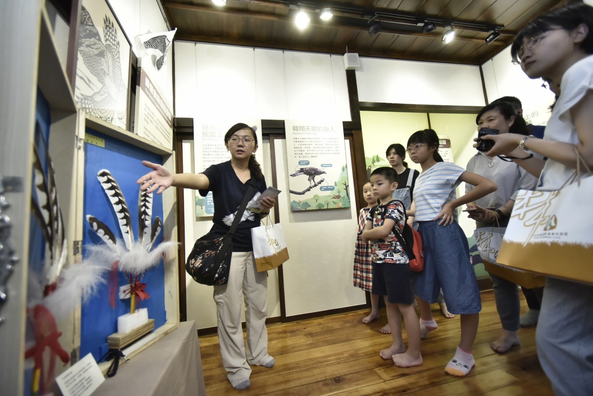 台灣猛禽研究會林惠姍解說熊鷹羽毛。林務局/提供