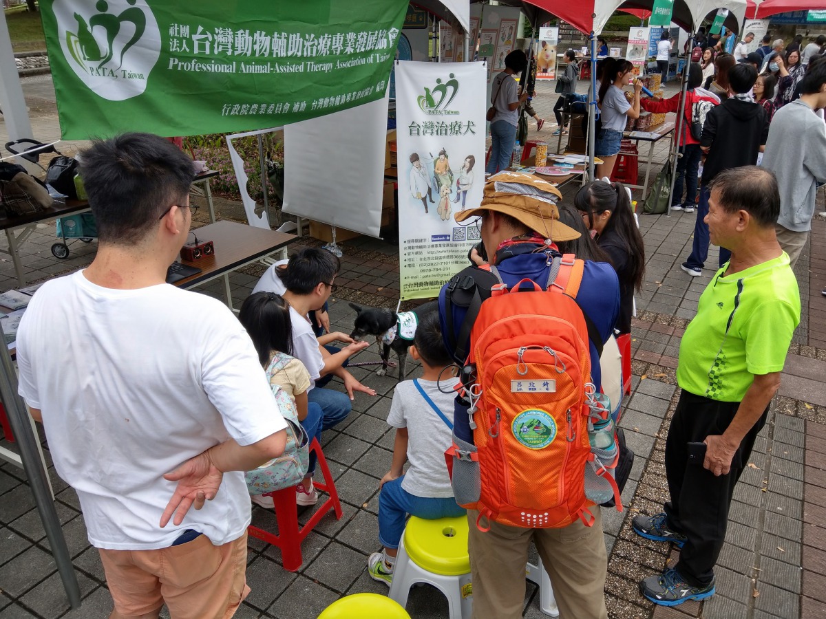 熊抱世界挺挺市集邀集了全台各大動保團體及保育團體。陳璽安/攝