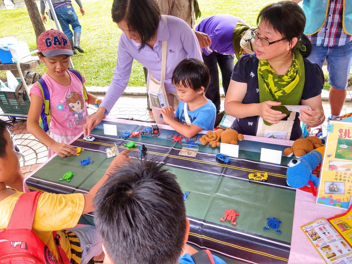 荒野保護協會藉由遊戲讓小朋友關注路殺議題。陳璽安/