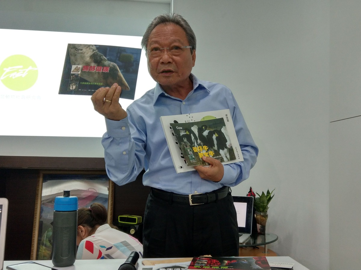 中華民國乳業協會秘書長方清泉表示台灣動物社會研究會所提的只是少數極端案例，大多業者都沒有這樣情形。陳璽安/攝