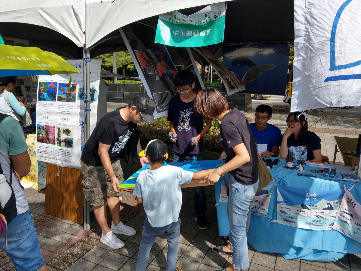 中華鯨豚協會用遊戲帶大小朋友認識鯨豚在海中可能遇到的問題。陳璽安/攝
