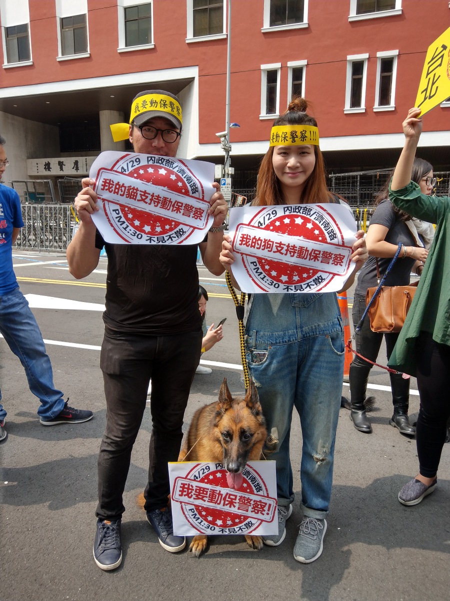 民眾自行印出海報前來聲援。陳璽安/攝