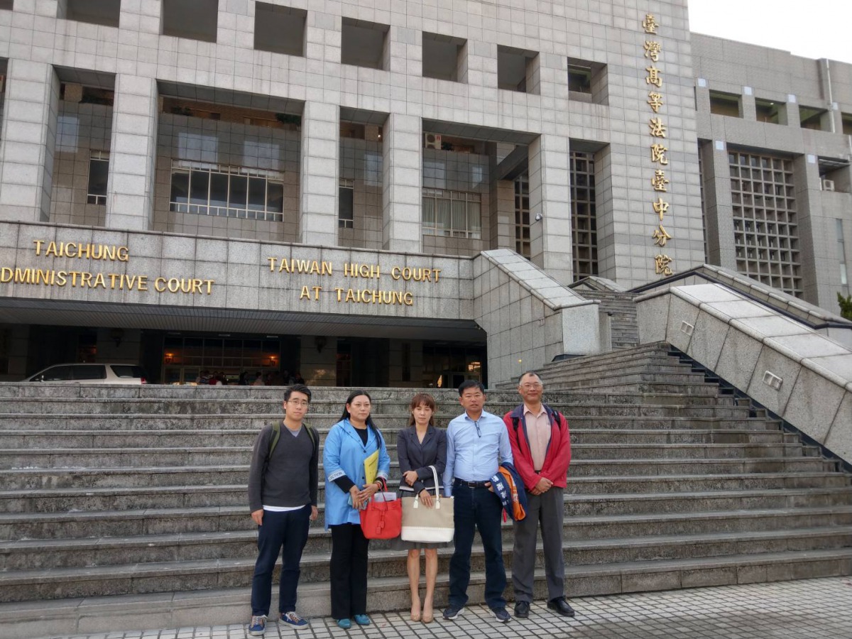 苗栗叔姪狗肉案二審於今日開庭,志工丸子在動保團體以及新竹市議員陳慶齡、苗栗縣立委候選人朱哲成等人陪同下到場旁聽。陳璽安/攝