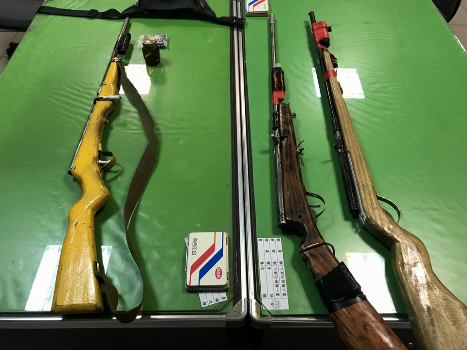 警方查獲一把有照獵槍與兩把無照土造獵槍。苗栗縣警察局頭份分局/提供