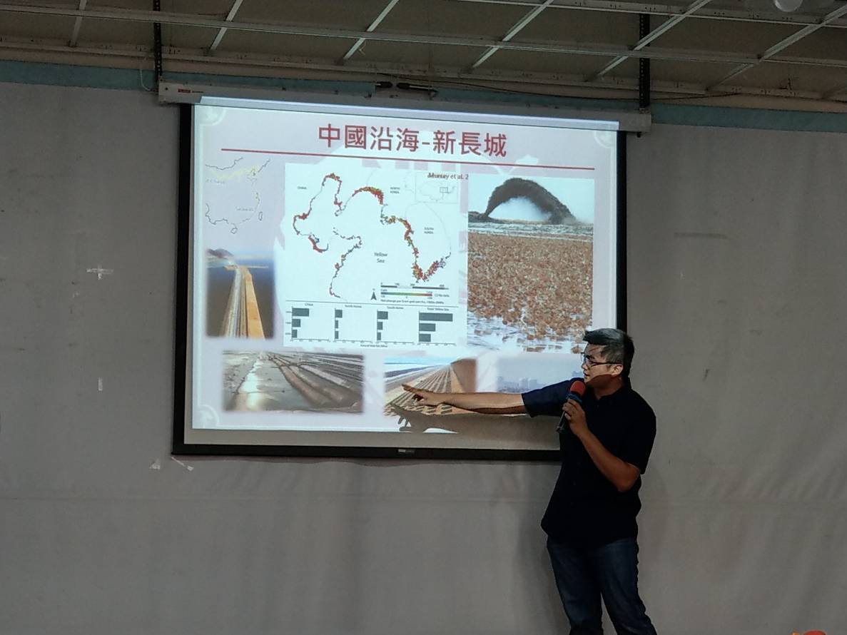 特生中心助理研究員林大利說明中國新長城對水鳥族群的影響。陳璽安/攝