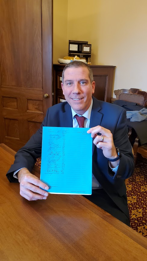 奈特香農在紐約禁止去貓爪後注意到這個議題,他認為密西根州也該跟進。翻攝自State Representative Nate Shannon粉絲專頁