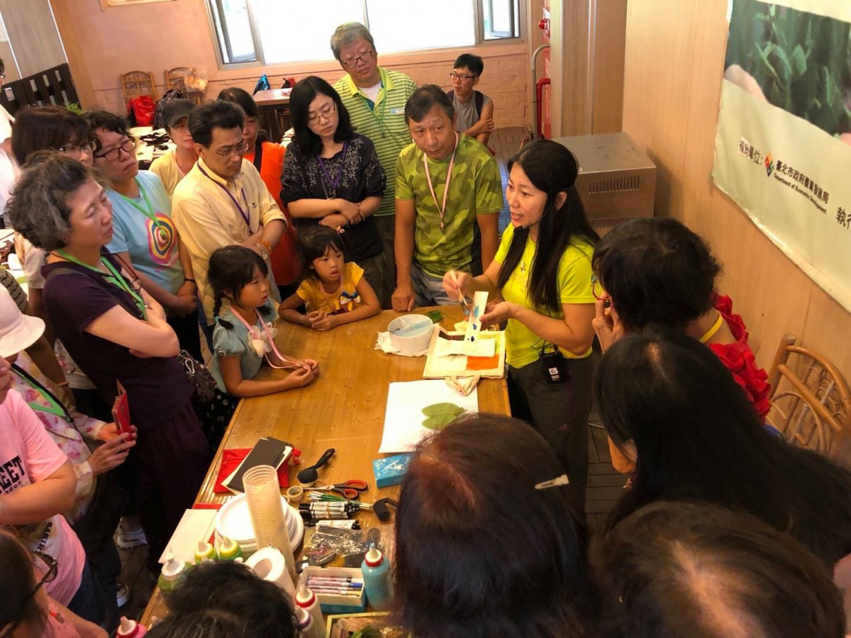 論壇議程也安排了較為輕鬆的「植物拓染環保袋DIY」，讓民眾能夠使用自製的環保袋，從行動開始減少汙染、保護生態。台北市動保處/提供