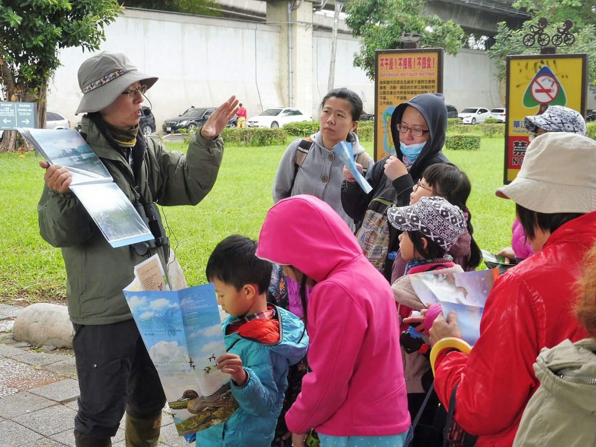 大小朋友認真聽導覽。台北市動保處/提供