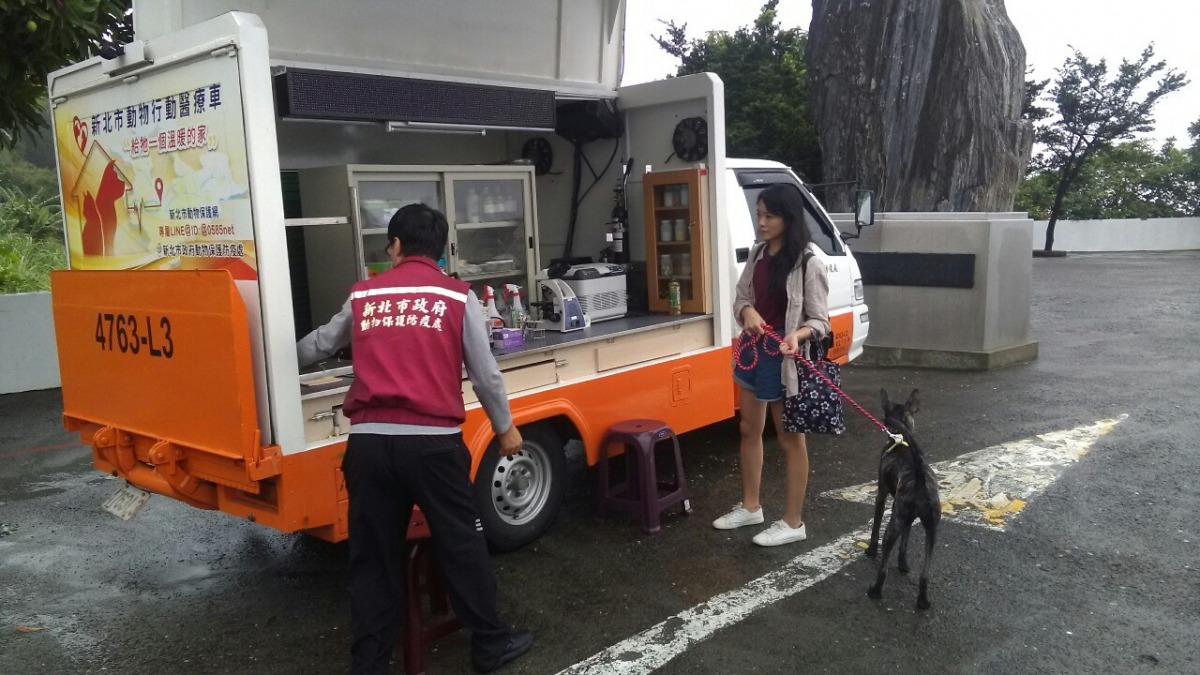 為了支持朱鳴美術館舉辦友善動物活動,新北市動保處也開偏鄉行動醫療車前往
