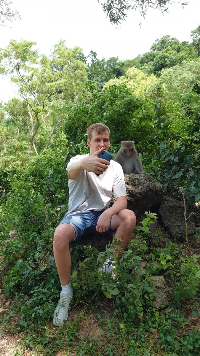 大家對獼猴好奇不已，許多台灣獼猴好奇地靠近學生，學生也興奮地與台灣獼猴自拍。台灣獼猴共存推廣協會/提供