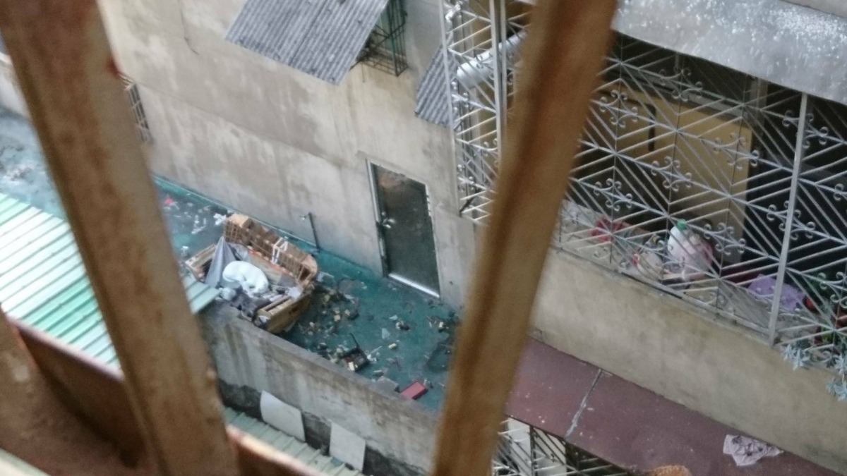 陽台只有一張破沙發，並沒有可以遮風躲雨的空間。許小姐/提供