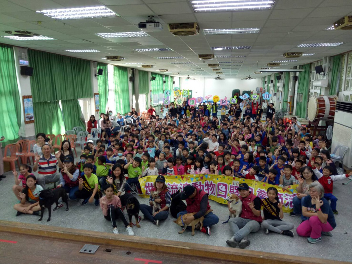 米倉國小學生大愛心,用兒童節禮金買狗飼料與狗罐頭,全數捐給動物之家。新北市動保處/提供