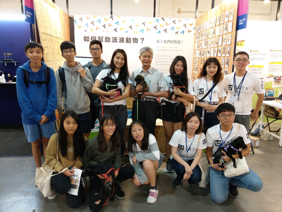 APA、TATA與中華動物福祉國際交流協會也攜手合作,走進雜學校宣導動保教育。圖為APA理事長李朝全(後右四)與TATA工作人員合影。陳璽安/攝
