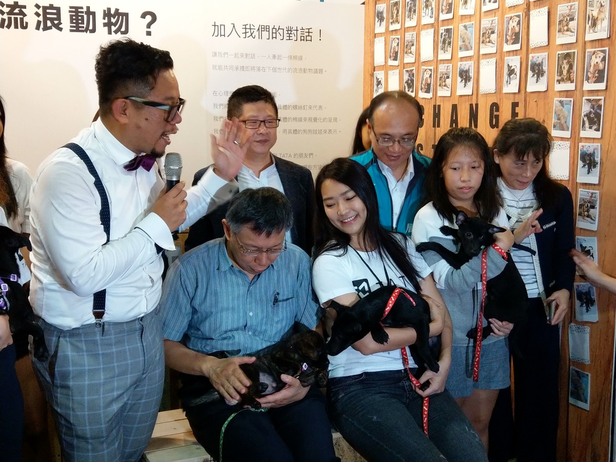 台北市長柯文哲到場參觀展覽,抱著來自動物之家的小狗狗以致於忘記看鏡頭。陳璽安/攝