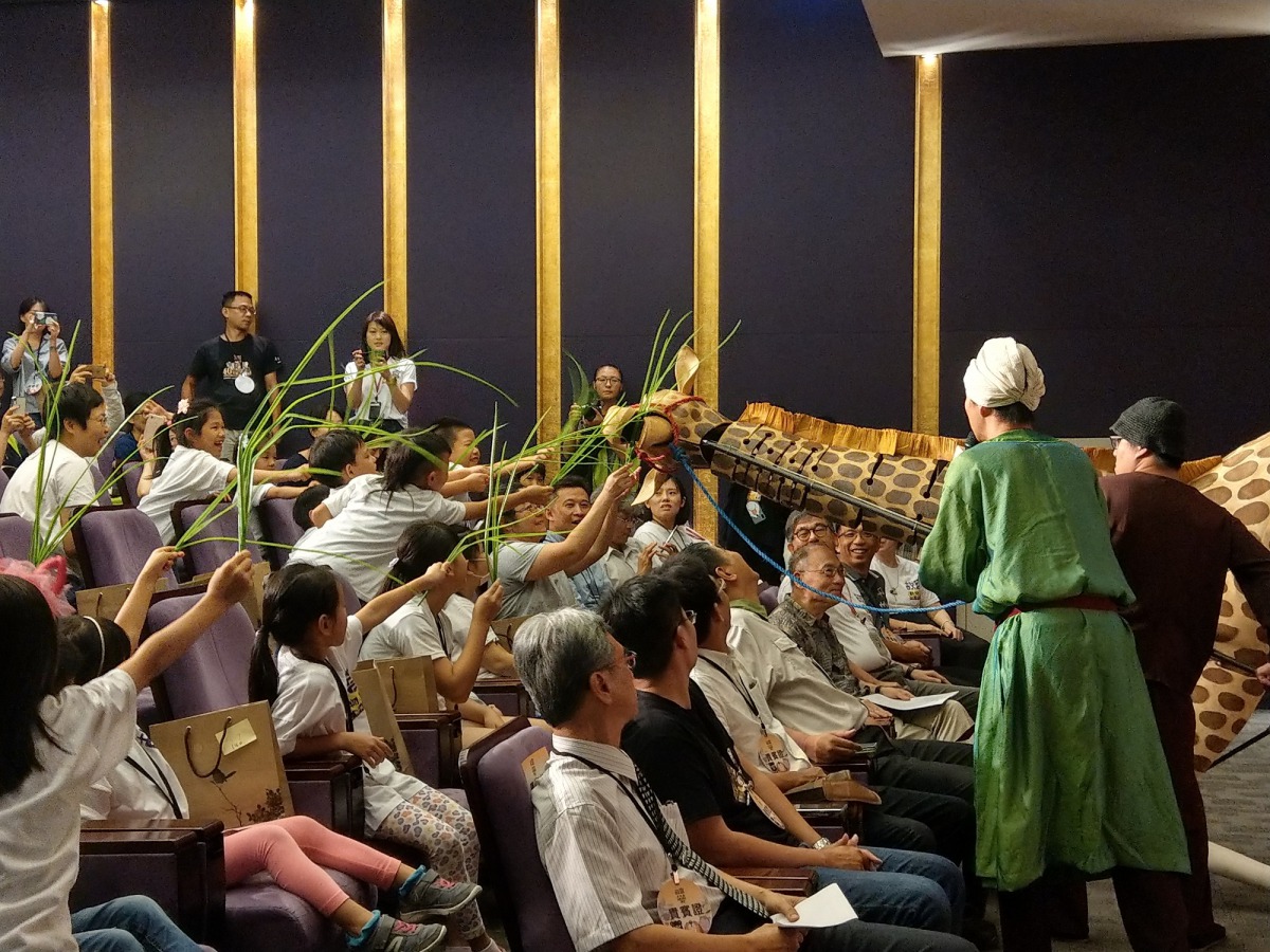 「無獨有偶工作室劇團」帶來精彩的開場表演，為故宮量身打造的長頸鹿大偶更是吸引了所有大小朋友的目光。陳璽安/攝